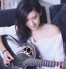 台湾气质美女吉他弹唱周杰伦《不该》
